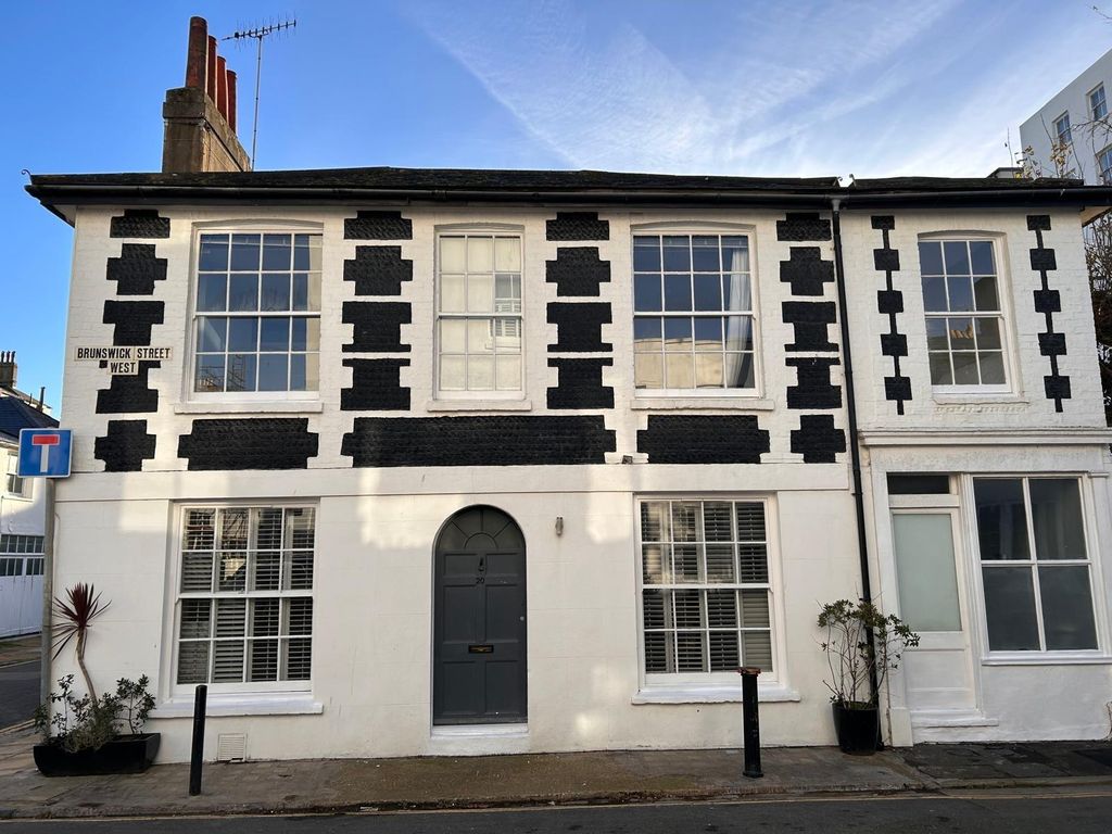 Property photo 1 of 16 Three Bedroom Mews House