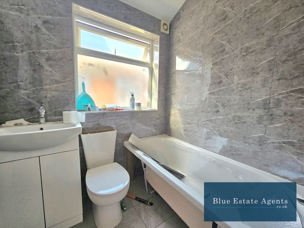 Property photo 2 of 8 Bathroom