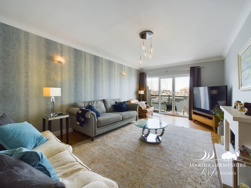 Property photo 3 of 36 Cam03691G0-Pr0014-Still018