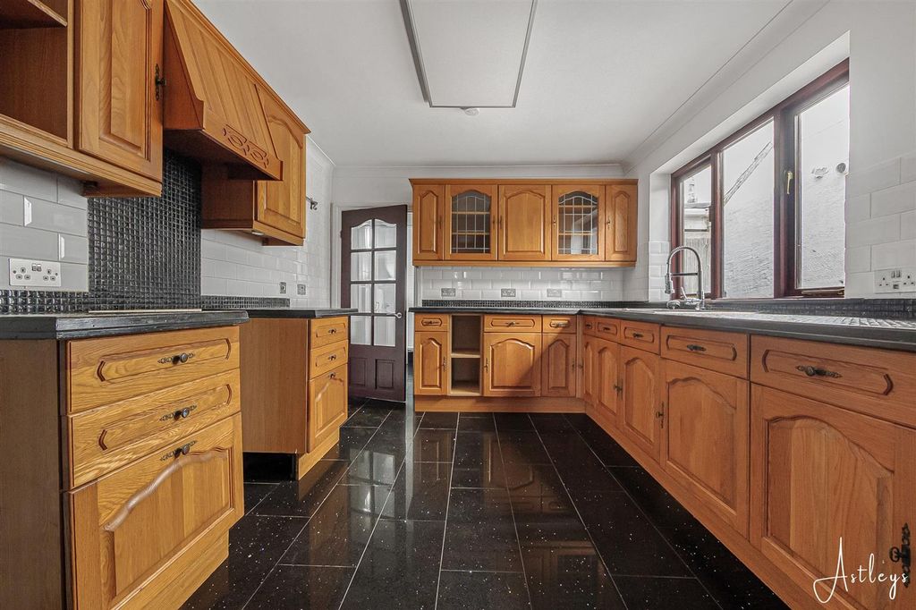 Property photo 3 of 18 Kitchen/Breakfast Room