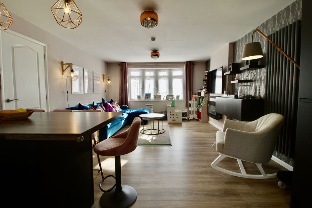 Property photo 2 of 18