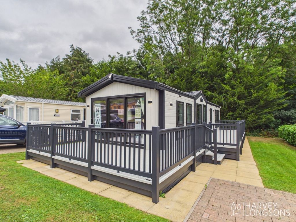 Property photo 1 of 20 2026 Willerby Vogue Classique Exterior Wraparound Decking