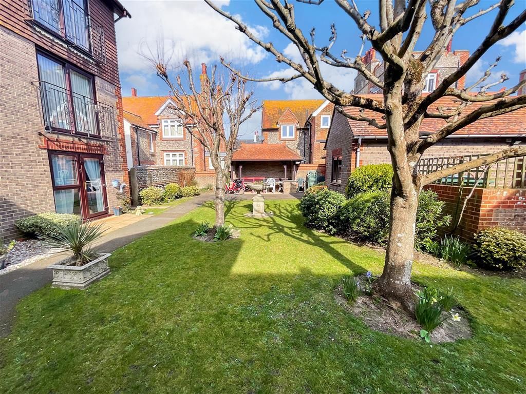 Property photo 1 of 12 Communal Gardens