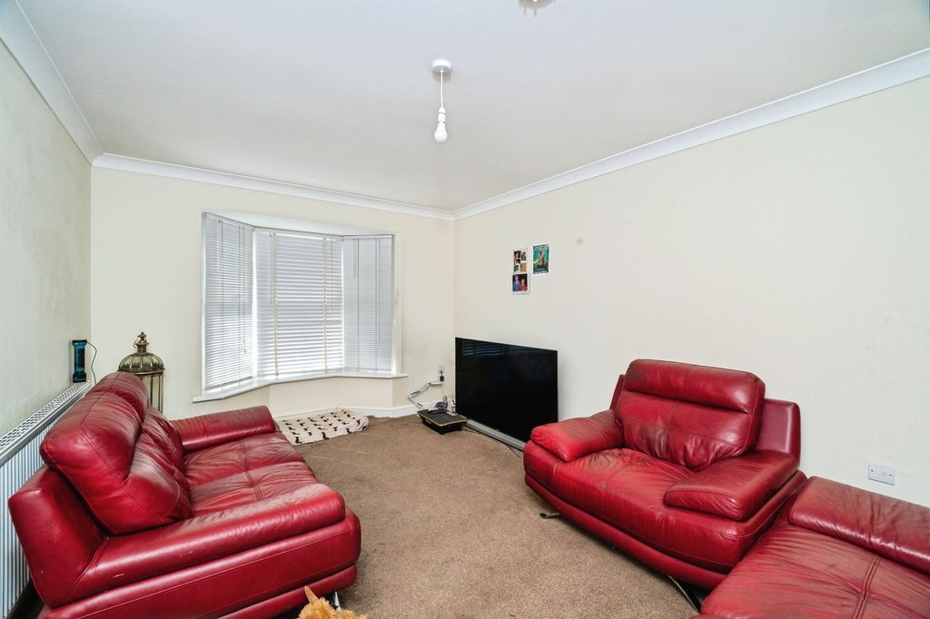 Property photo 2 of 18 Lounge