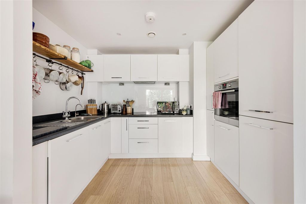 Property photo 2 of 27 Dalston Lane