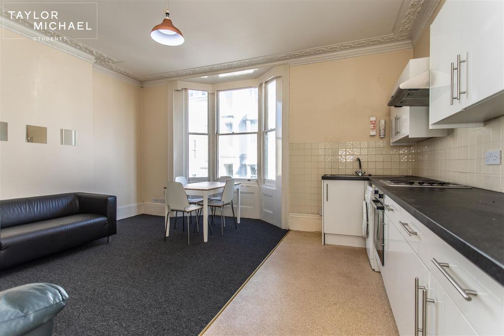 Property photo 3 of 14 Living Room / Kitchen