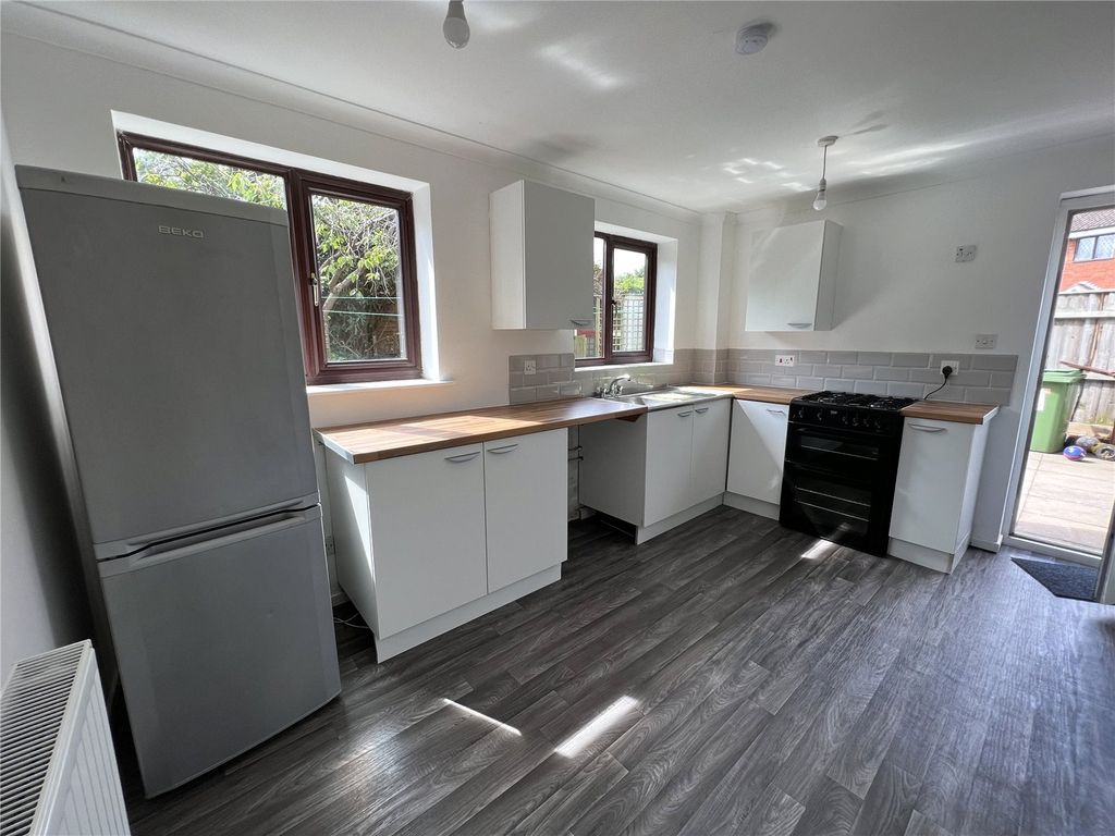 Property photo 3 of 12 Kitchen