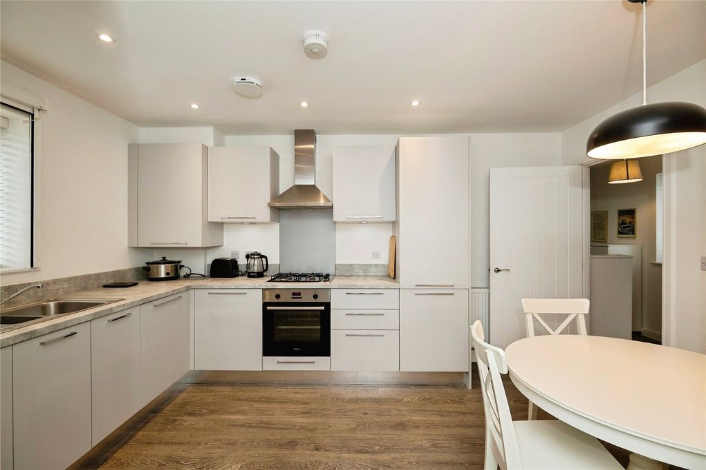 Property photo 2 of 10 Kitchen