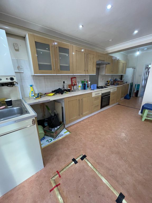 Property photo 1 of 15 Four Bedroom House Family House- Â£2850