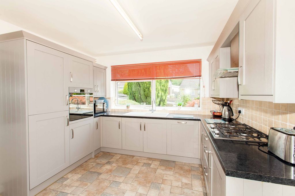 Property photo 2 of 32