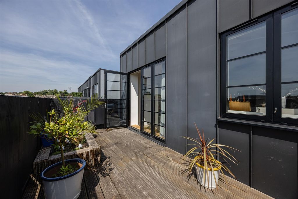 Property photo 1 of 36 Maybank Road, E18