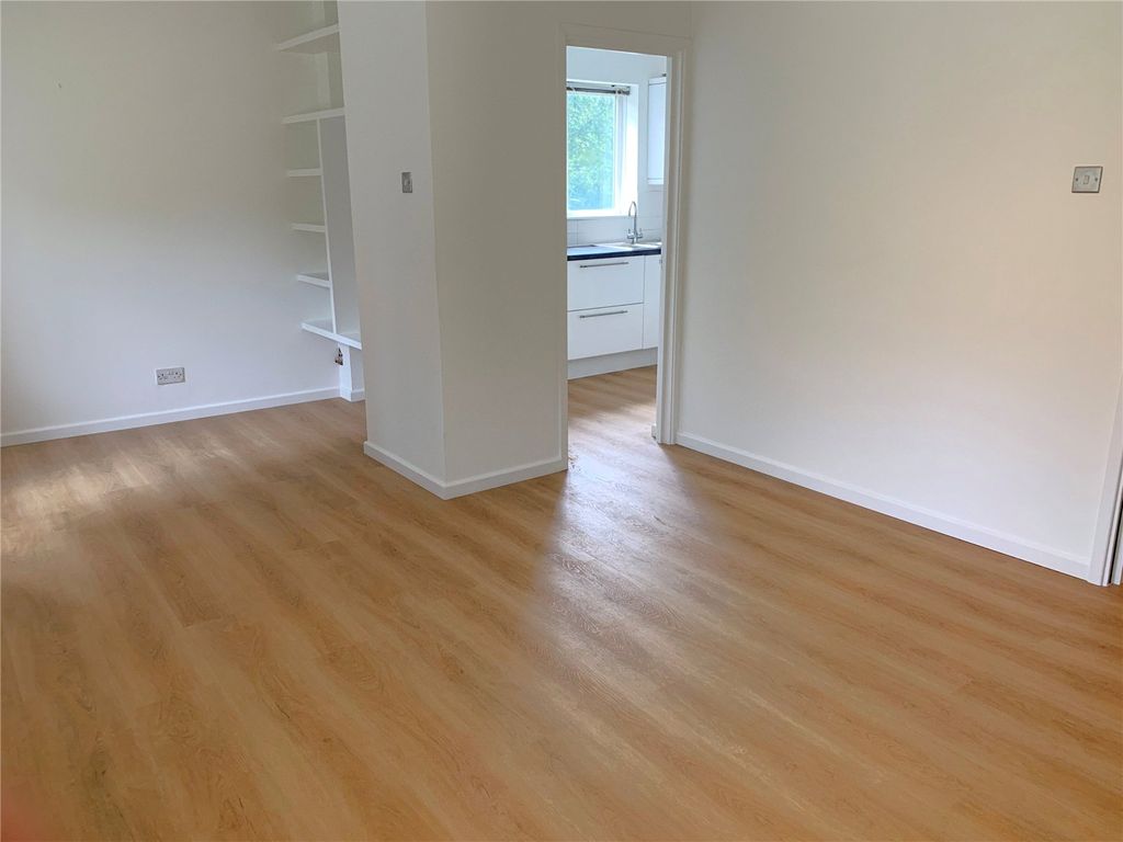 Property photo 3 of 10 Living Room/Bedroom