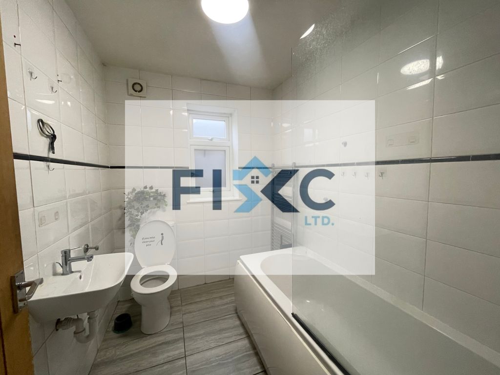 Property photo 3 of 10 Bathroom.Jpeg