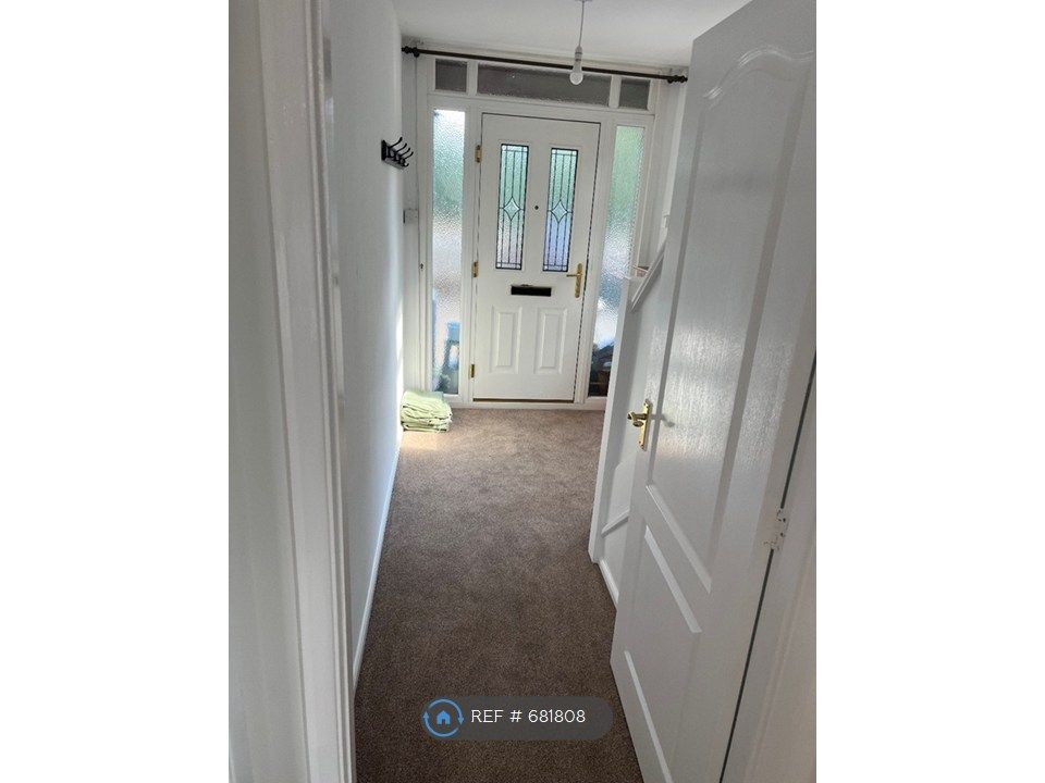 Property photo 3 of 32 Entrance Hall
