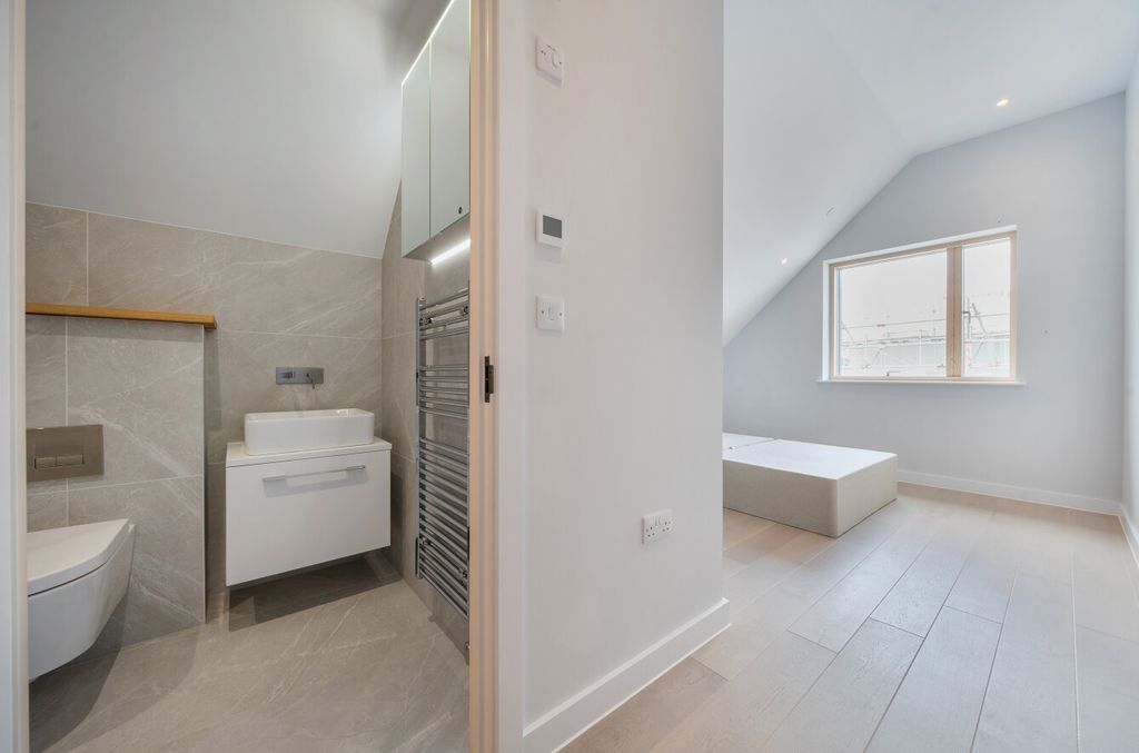 Property photo 3 of 21 1315346-2-685Aab8...