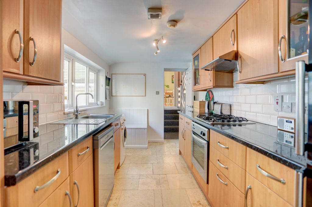 Property photo 3 of 19 Kitchen3