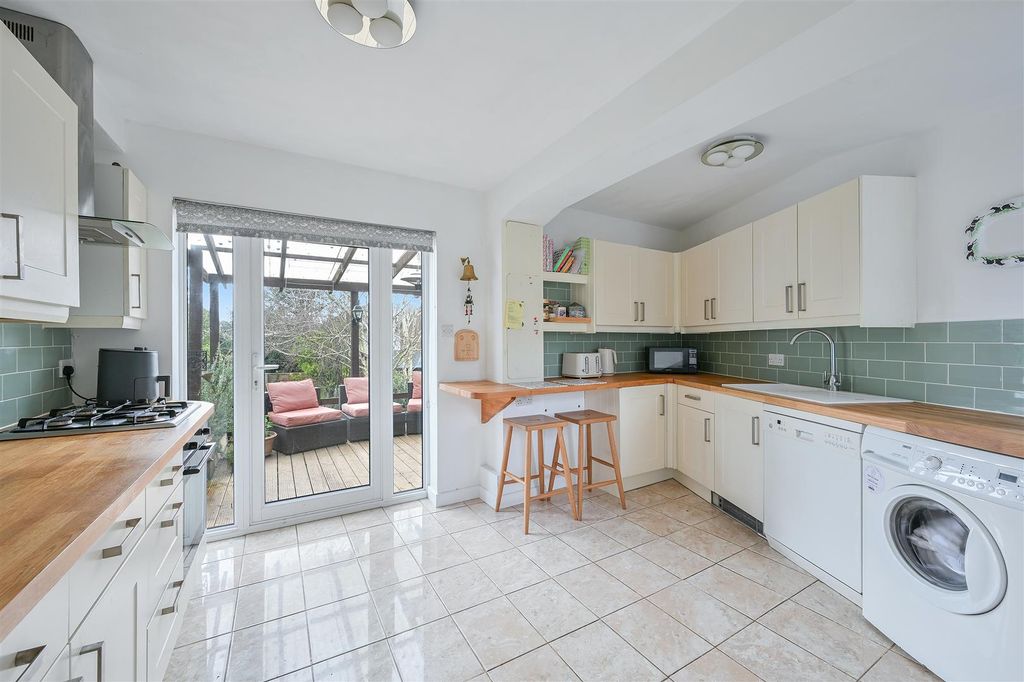 Property photo 3 of 20 Orchard Close, 5- (8).Jpg