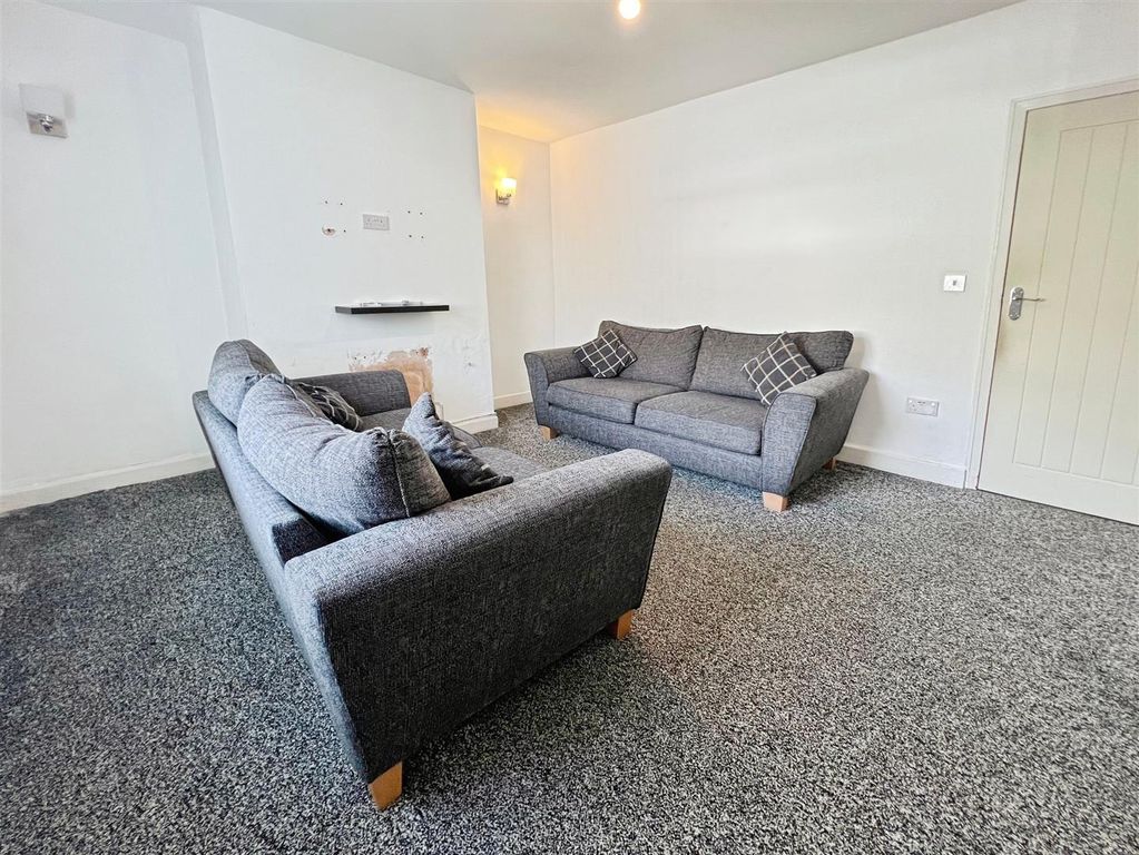 Property photo 3 of 18 Lounge