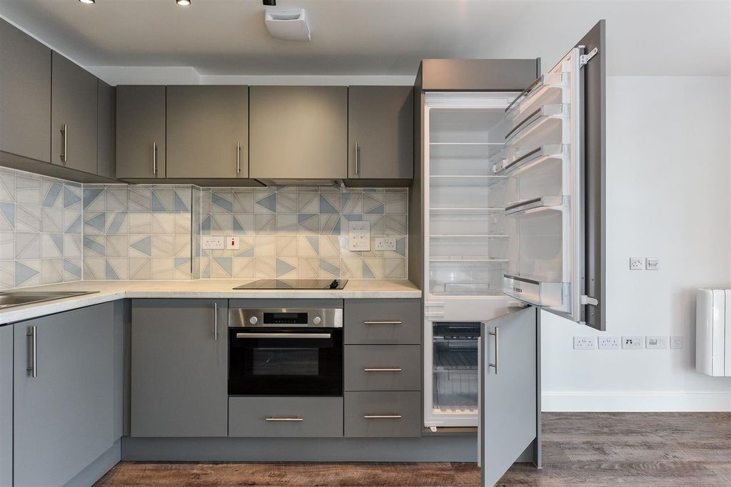 Property photo 3 of 14 Brunel House 16.Jpeg