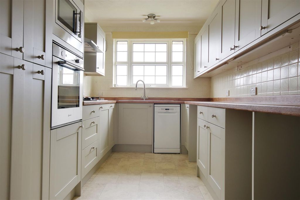 Property photo 2 of 9 Kitchen.Jpg