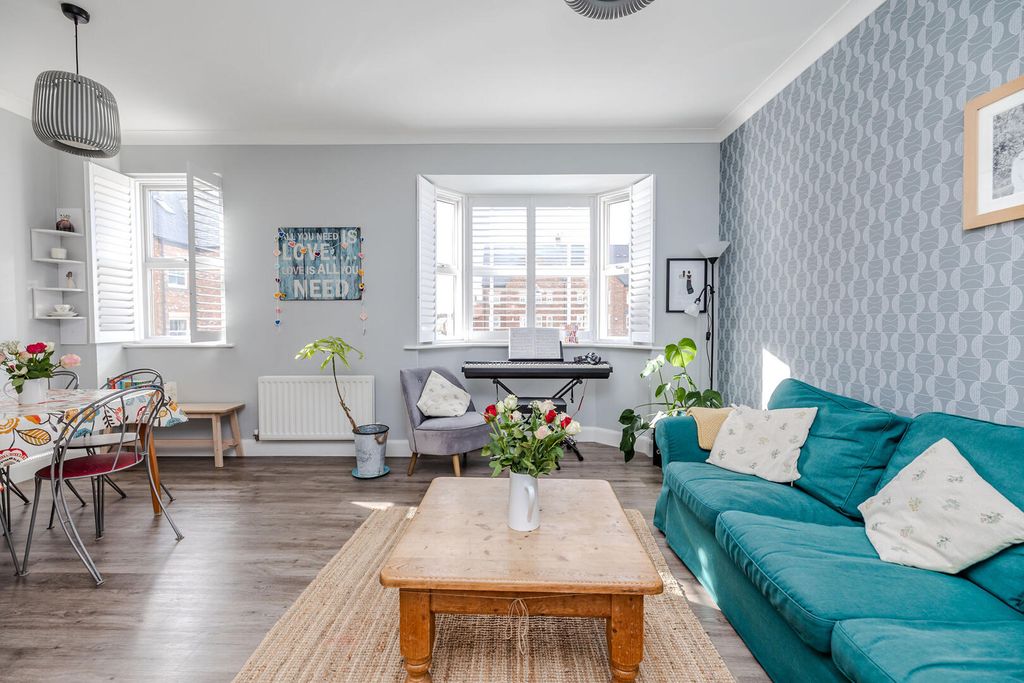 Property photo 2 of 32 Living Room