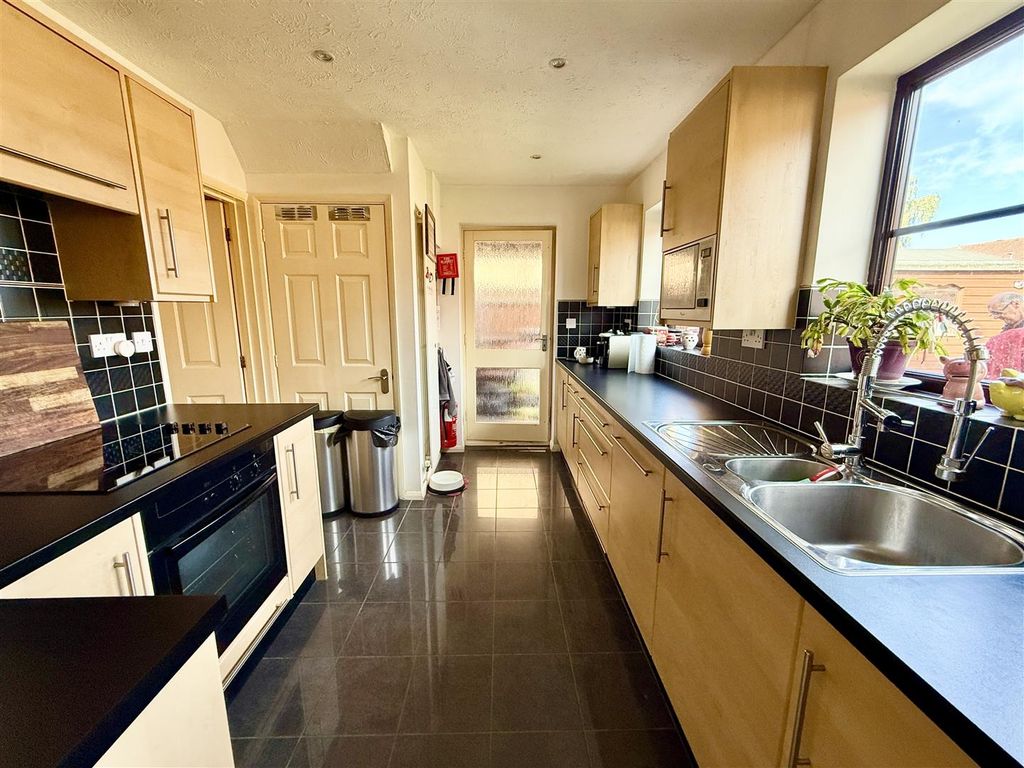 Property photo 2 of 18 Kitchen