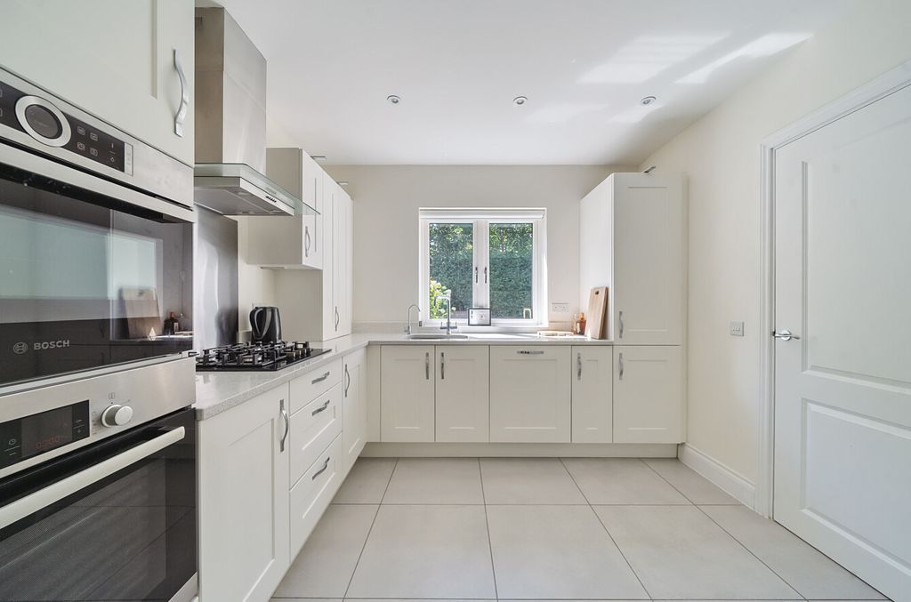 Property photo 2 of 14 1339841-9-689E0E0...