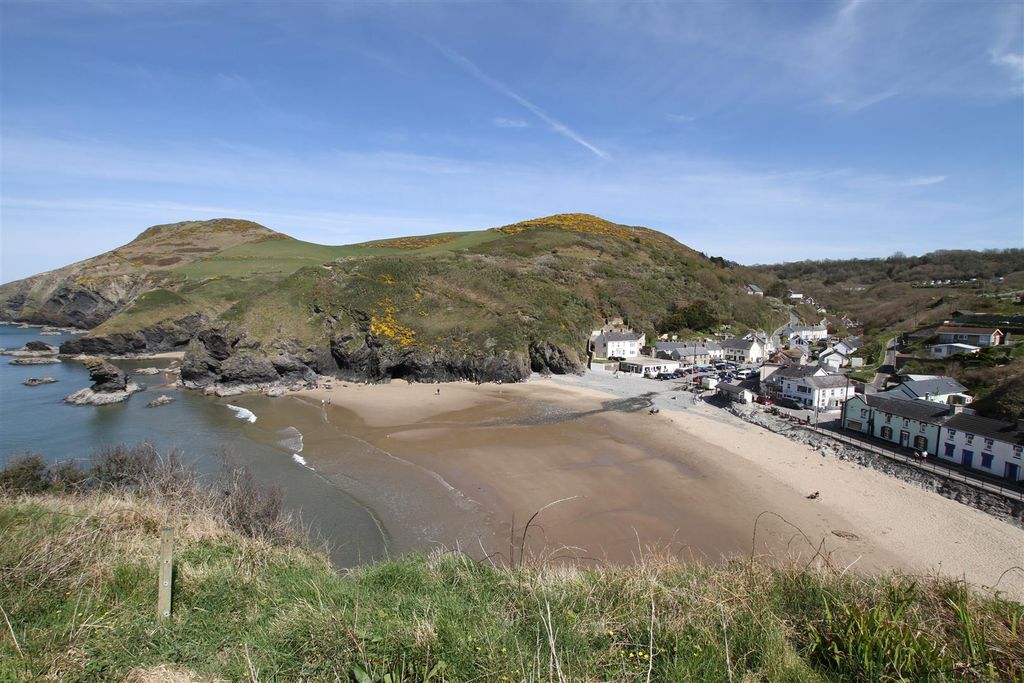 Property photo 2 of 42 Nearby Llangrannog Beach
