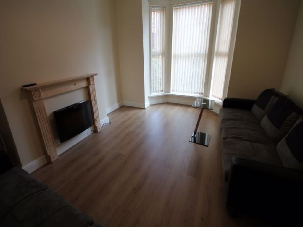 Property photo 1 of 17 Bright Living Room With A Bay Window Letting In Na...