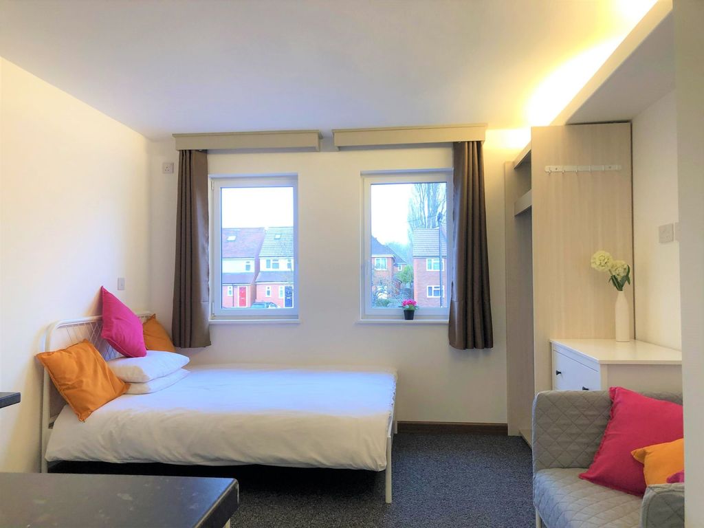 Property photo 2 of 7 Bright And Inviting Double Bedroom Featuring Two l...