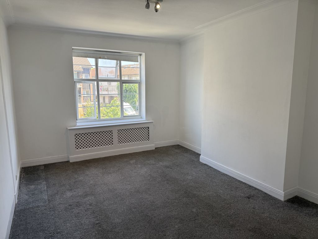 Property photo 1 of 17 4 Bed Flat To Rent Windsor Court, London Nw11