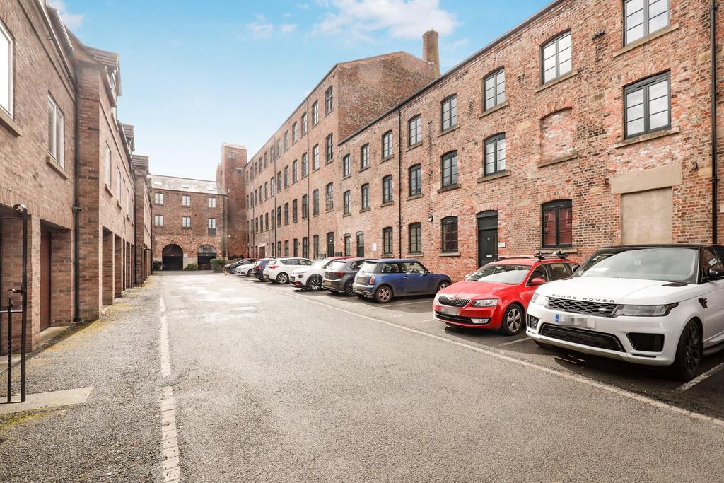 Property photo 1 of 12 Car Park