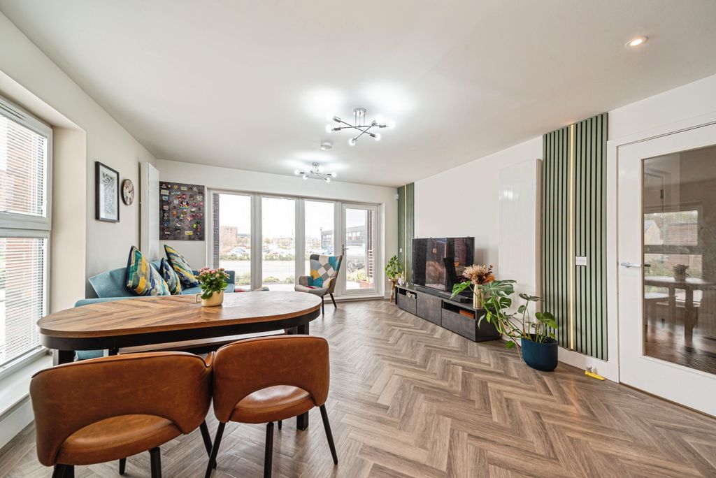 Property photo 3 of 14 Lounge / Dining / Kitchen