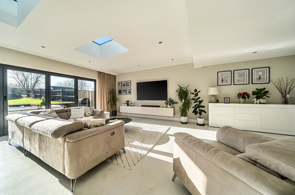 Property photo 2 of 18 1396049-14-695E62...