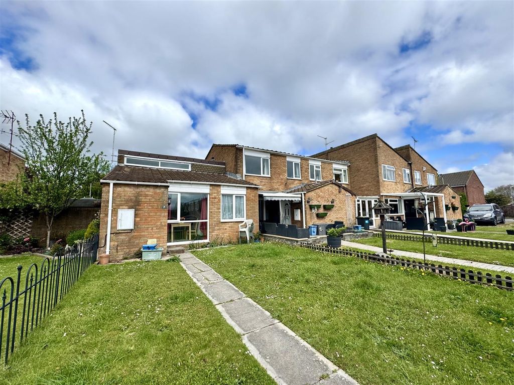 Property photo 1 of 17 7 Oak Close