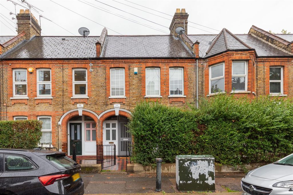 Property photo 1 of 17 Brettenham Road, E17