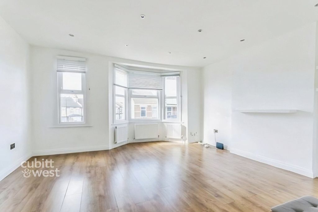 Property photo 1 of 5 Bedroom Shot