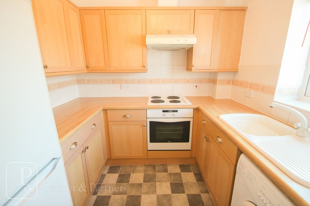 Property photo 3 of 9 Kitchen