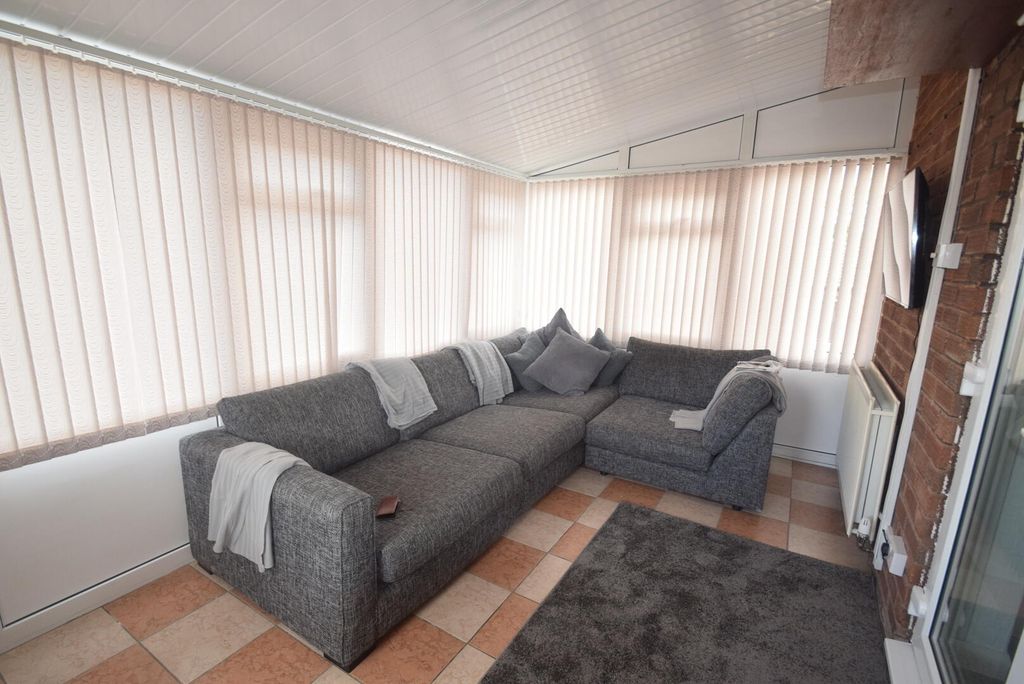 Property photo 2 of 11 Conservatory