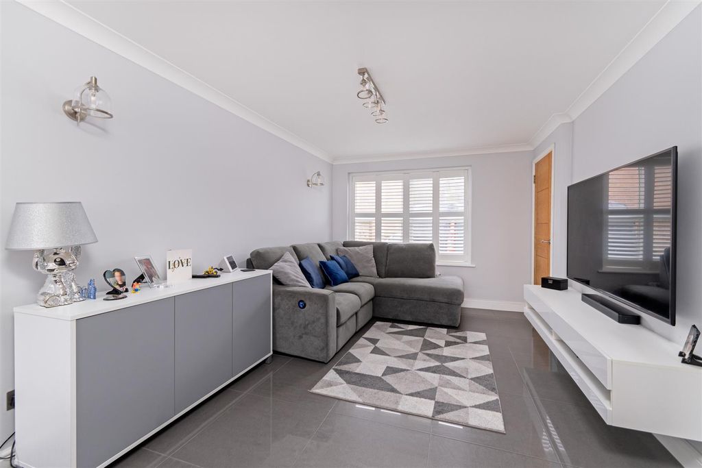 Property photo 3 of 22 Doulton Close-2.Jpg