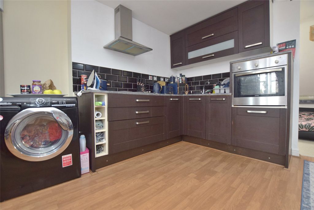 Property photo 3 of 7 Kitchen