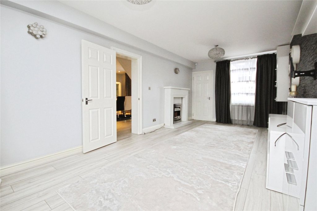 Property photo 3 of 11 Lounge