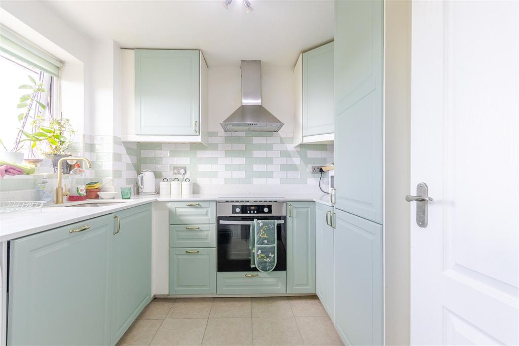 Property photo 3 of 18 Kitchen