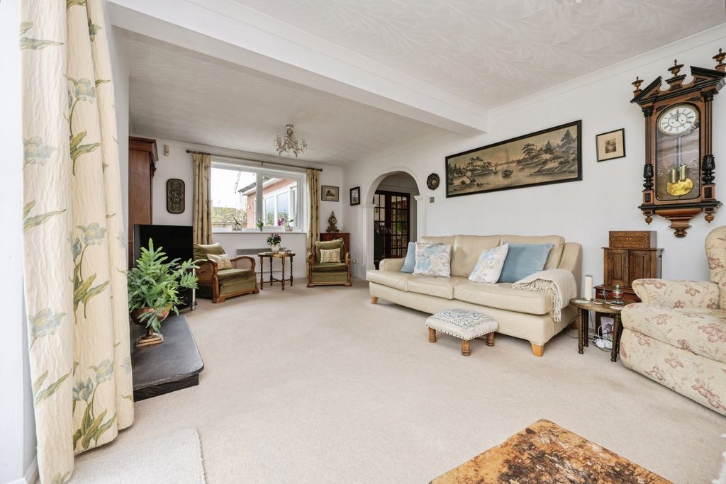 Property photo 2 of 31 Lounge