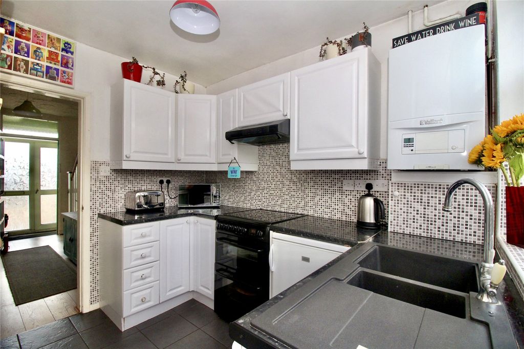 Property photo 2 of 10 Kitchen