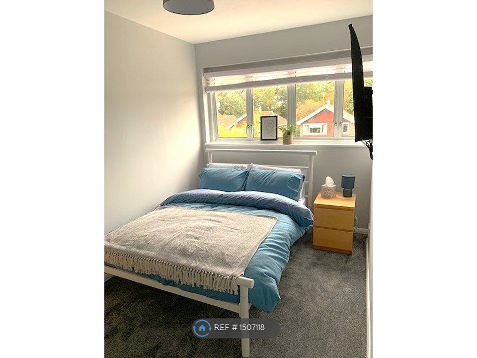 Property photo 1 of 6 Spacious First Floor Room