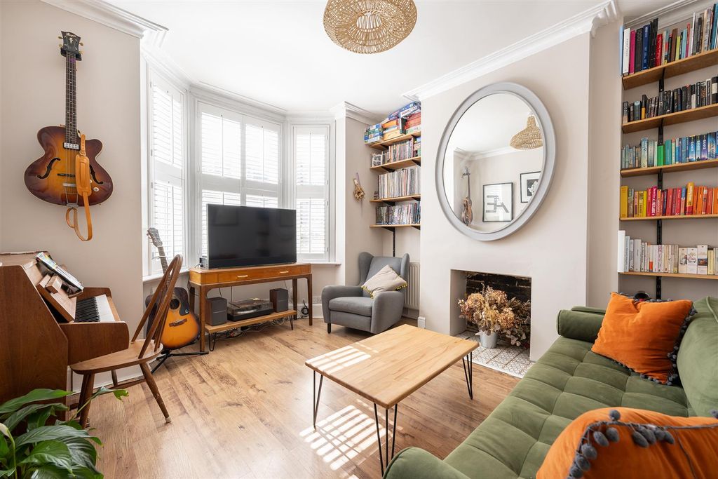 Property photo 2 of 37 Wadley Street, E11