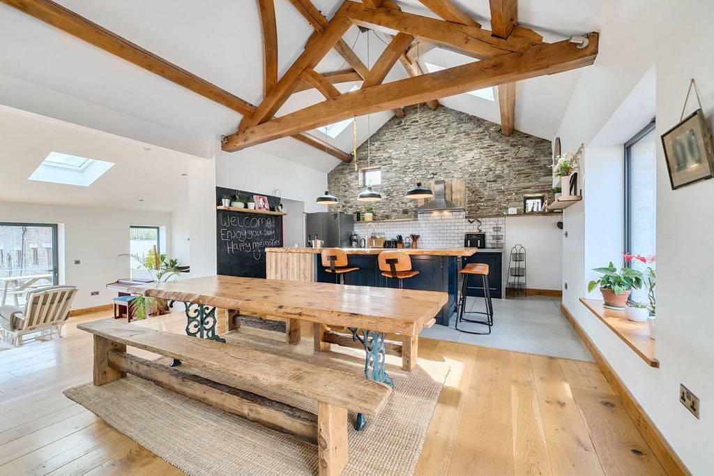 Property photo 2 of 25