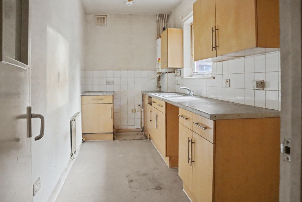 Property photo 3 of 11 Flat D, 14 Aldrington Road, London Sw16 1th