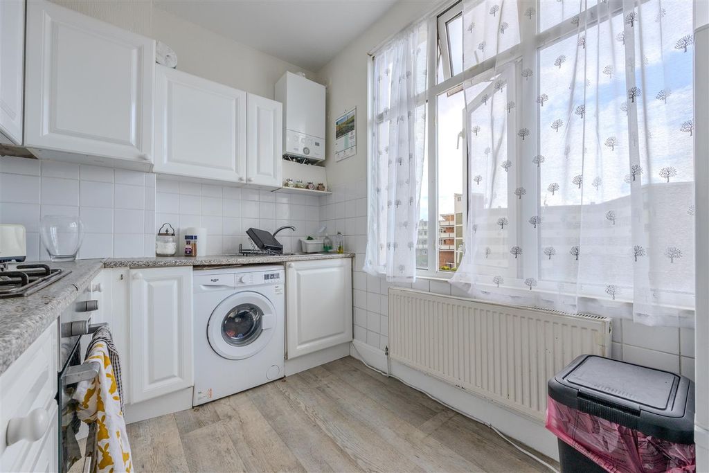Property photo 3 of 11 Kitchen